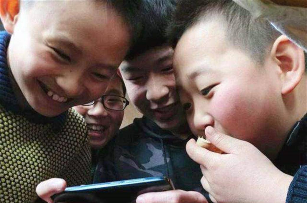 ‘BJL平台集团’
熊孩子为买游戏里的玛莎拉蒂 全部家当浪费一空 全家只剩100元(图2)